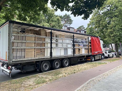 Ein vollgeladener Transporter.