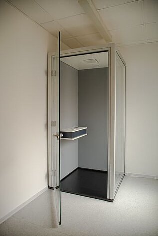 Eine moderne Telefonzelle im Coworking Space.