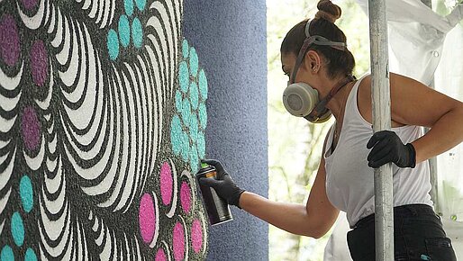 Gita Kurdpoor bei der Arbeit an ihrem Mural-Projekt 