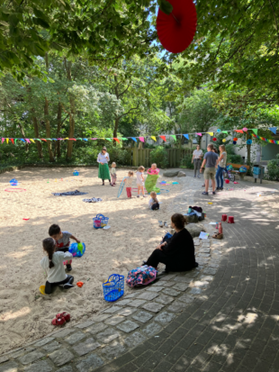 Personen auf einem Spielplatz
