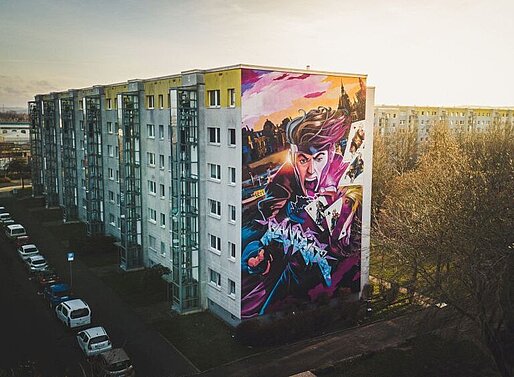 Mural des Graffiti-Künstlers SLIDER an einem Wohnhaus in Dresden.